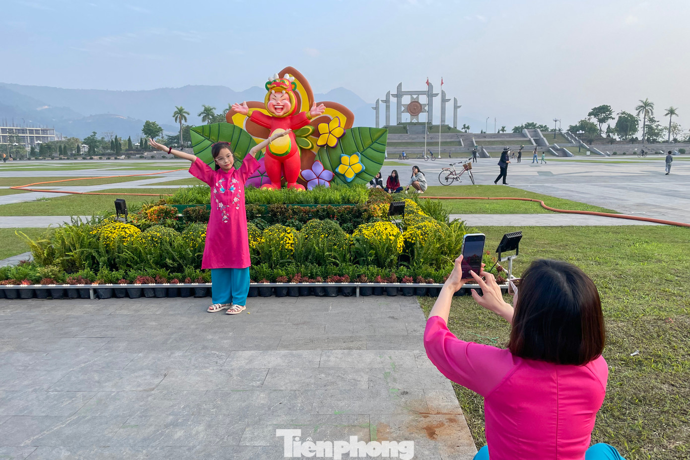 Các bạn nhỏ hứng thú chụp ảnh.