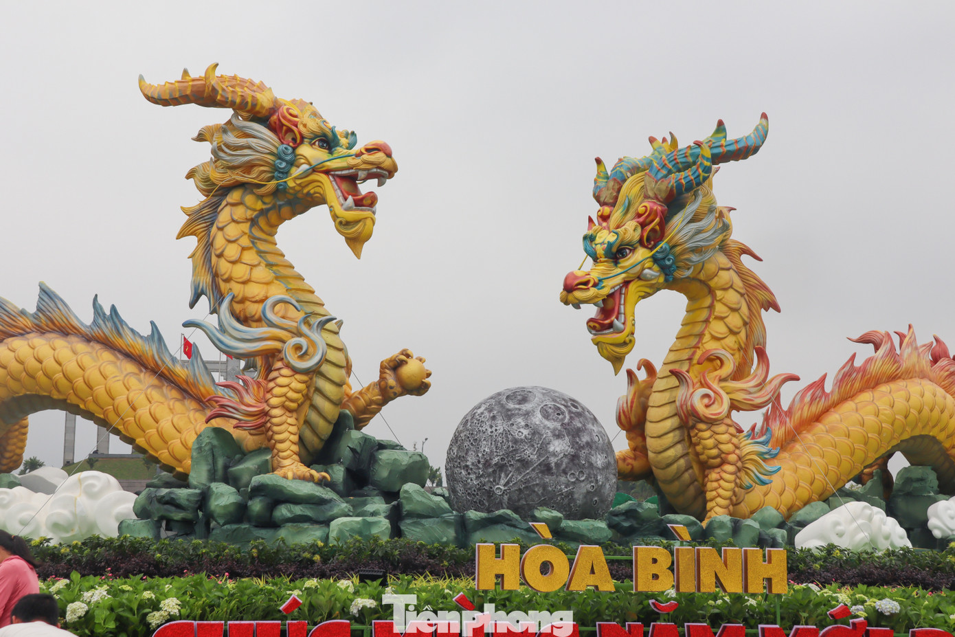 Mặt chính diện gồm 2 linh vật rồng có tạo hình mạnh mẽ, uy nghi với ý nghĩa quy tụ sức mạnh thiêng liêng, biểu trưng cho sự phồn vinh và phát triển của tỉnh Hòa Bình trong năm 2024.