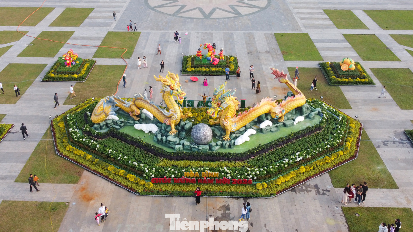 Biểu tượng linh vật tại Hòa Bình được xây dựng trên ý tưởng "song long chầu nguyệt".