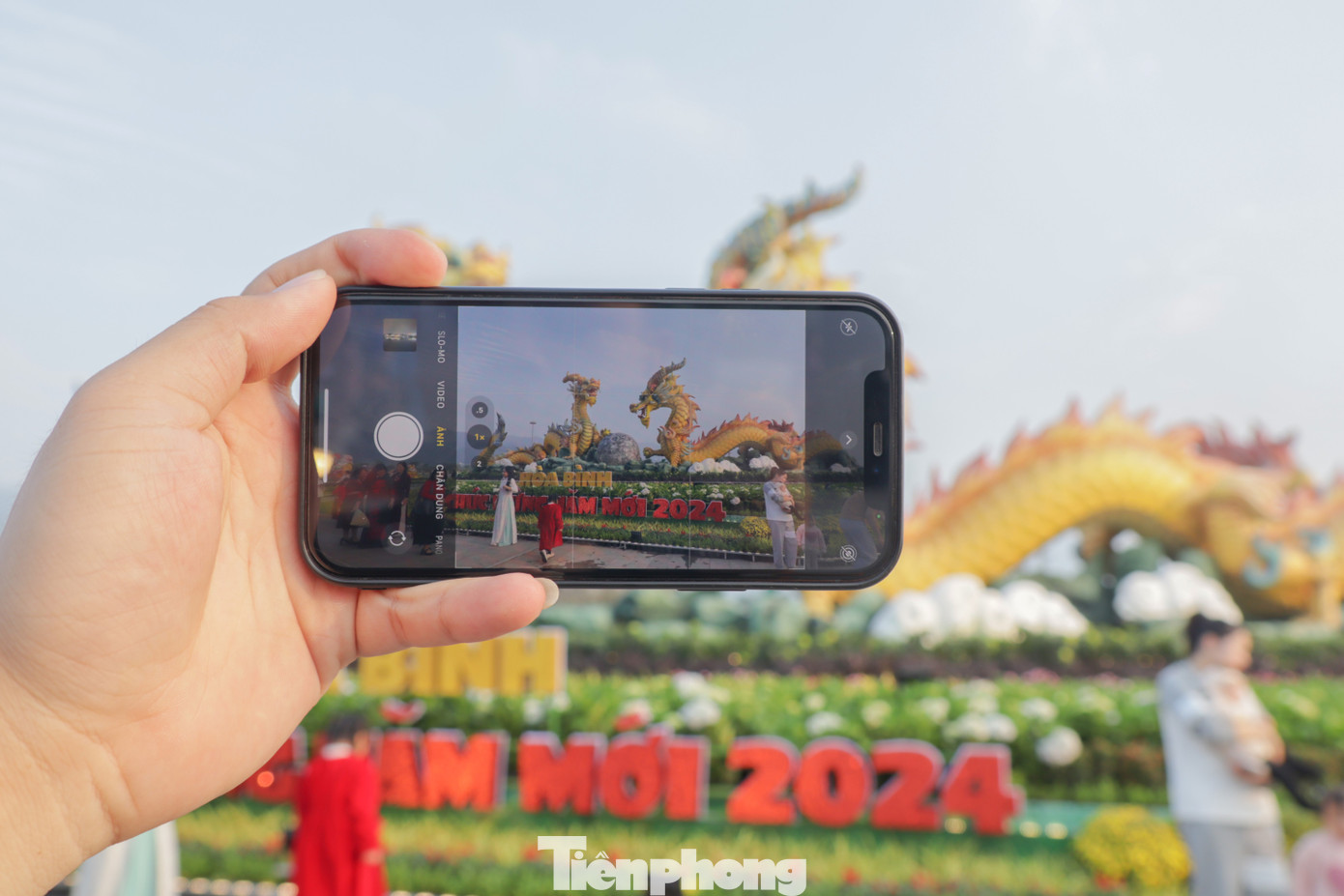 Chị Nguyễn Thu Hằng (30 tuổi, trú phường Đồng Tiến, TP Hòa Bình) chia sẻ: "Biểu tượng rồng năm nay rất đẹp, mang vóc dáng mạnh mẽ, uy nghi. Tôi và gia đình lần đầu tiên thấy những linh vật này ai cũng đều trầm trồ khen ngợi. Mong rằng những năm tới Hòa Bình sẽ vẫn có những "siêu linh vật" như thế này".