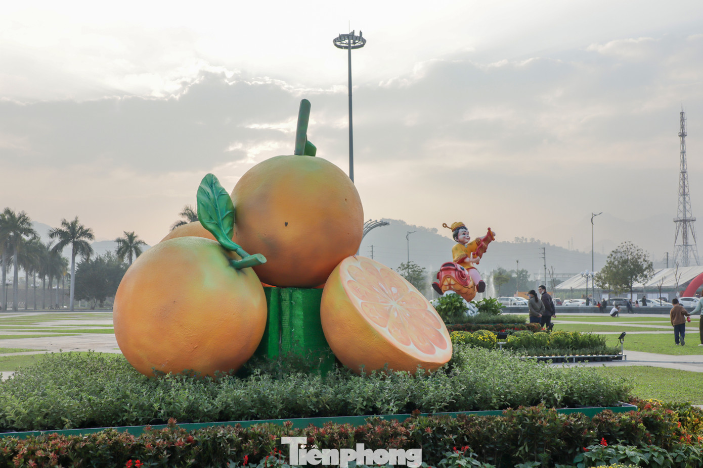 Các cụm biểu tượng phụ, thể hiện nét văn hóa, đời sống sinh hoạt của dân tộc Mường ở Hòa Bình như: Lịch tre, lễ hội khai hạ, cam Cao Phong,...