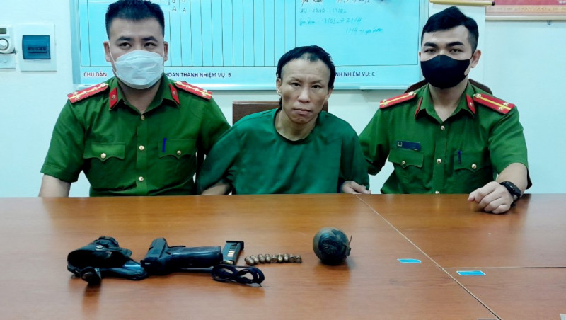 Đối tượng Vàng A Nhà luôn mang theo súng, lựu đạn để phòng thân. Ảnh: Công an Hòa Bình.