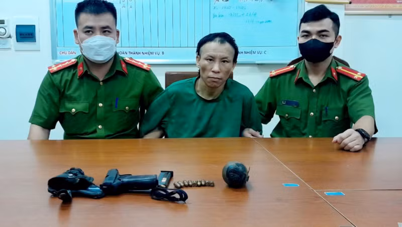 Đối tượng Vàng A Nhà luôn mang theo súng, lựu đạn để phòng thân. Ảnh: Công an Hòa Bình.