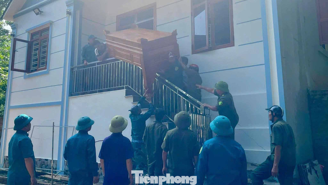 Trước nguy cơ sạt lở, gần 100 hộ dân ở Hòa Bình phải đi sơ tán khẩn cấp.