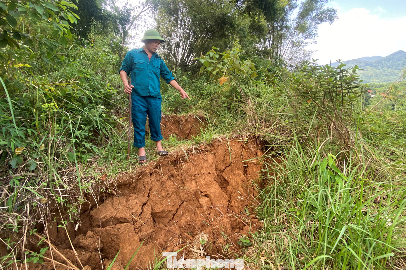 Các vết nứt, sụt lún vẫn ngày một phát triển.