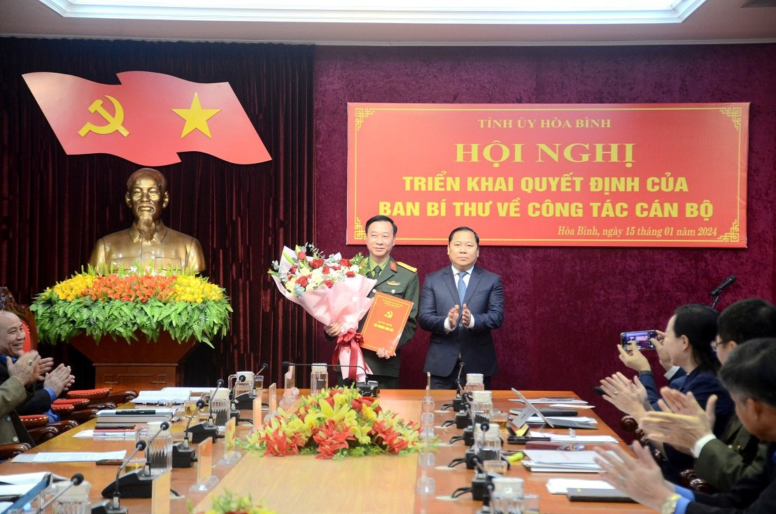 Đại tá Đinh Đình Trường nhận quyết định Đại tá Đinh Đình Trường nhận quyết định