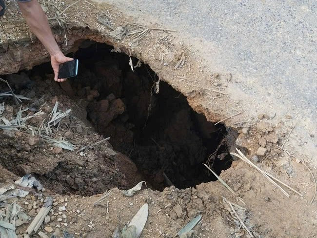 Miêng hố có chiều rộng hơn 1m, chiều sâu vẫn chưa xác định.