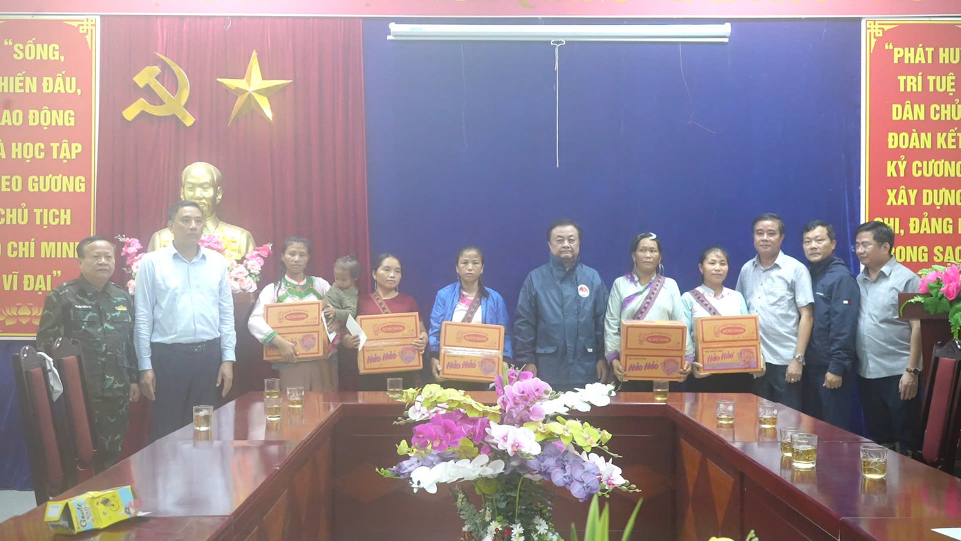 Bộ trưởng Lê Minh Hoan cũng lãnh đạo thị xã Sa Pa tặng quà các hộ dân nằm trong vùng có nguy cơ sạt lở cao.