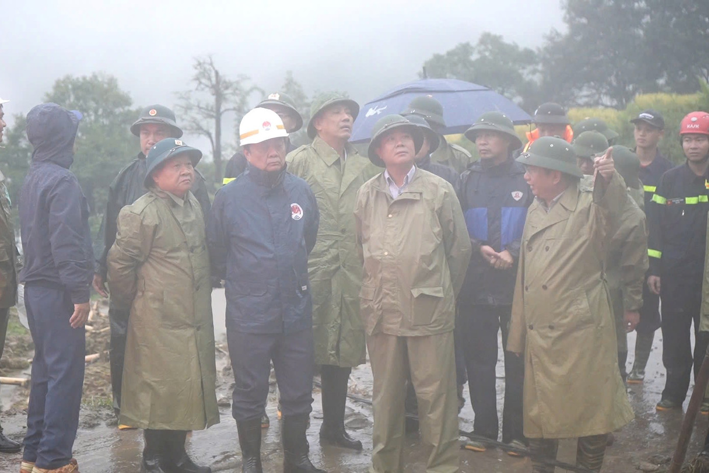 Bộ trưởng Lê Minh Hoan đến hiện trường vụ sạt lở đất tại xã Mường Hoa.