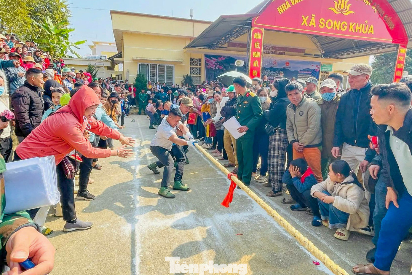 Đông đảo người dân đến tham gia các hoạt động trong khuôn khổ chương trình.