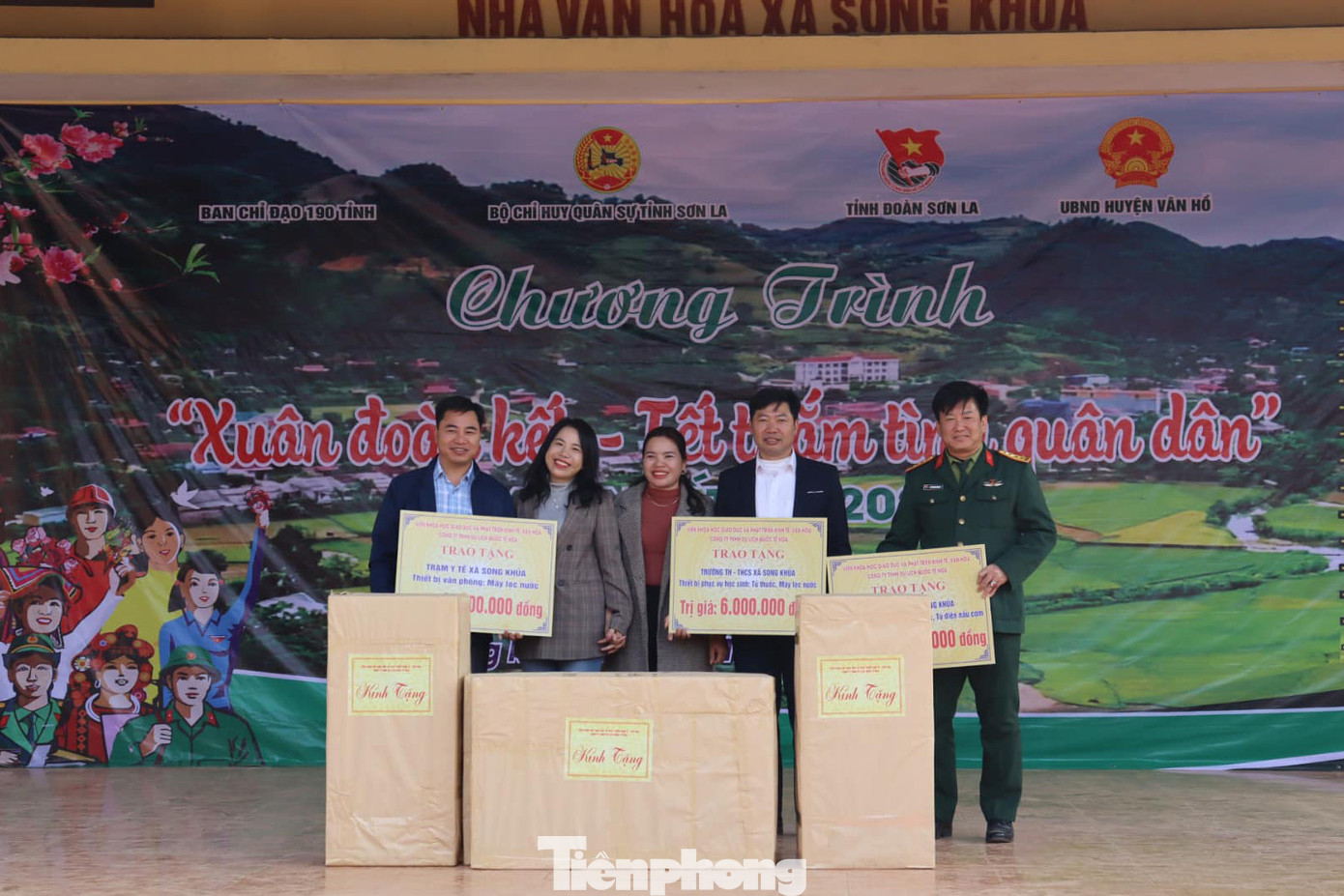 Nhiều phần quà giá trị được chương trình tặng cho UBND và cơ sở giáo dục trên địa bàn xã Song Khủa.