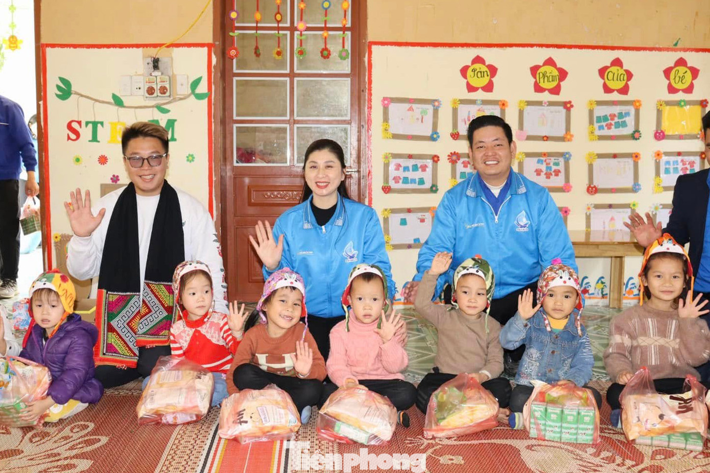 Hàng nghìn phần quà được trao gửi đến các em nhỏ.