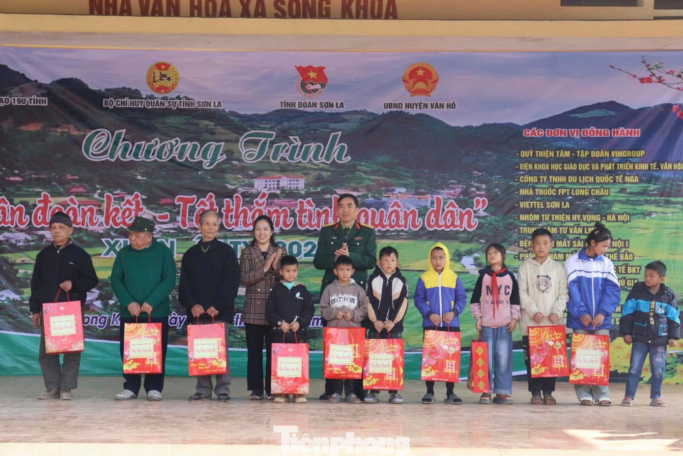 Hàng nghìn phần quà được trao gửi đến các em nhỏ.