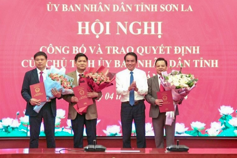 Phó Chủ tịch UBND tỉnh Sơn La Lê Hồng Minh trao quyết định điều động, bổ nhiệm nhân sự. Ảnh: Báo Sơn La