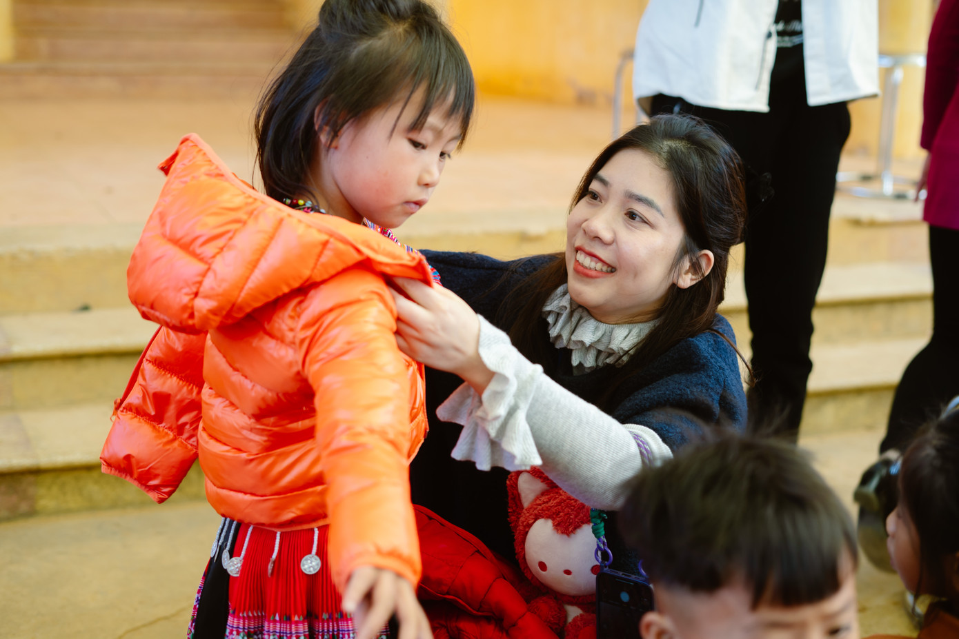 Trong khuôn khổ chương trình, 11.290 áo ấm trị giá hơn 1,1 tỉ đồng được chuyển trao tận tay các em nhỏ thuộc hệ sinh thái Nuôi Em Mộc Châu tại 8 huyện khó khăn trên địa bàn tỉnh Sơn La.