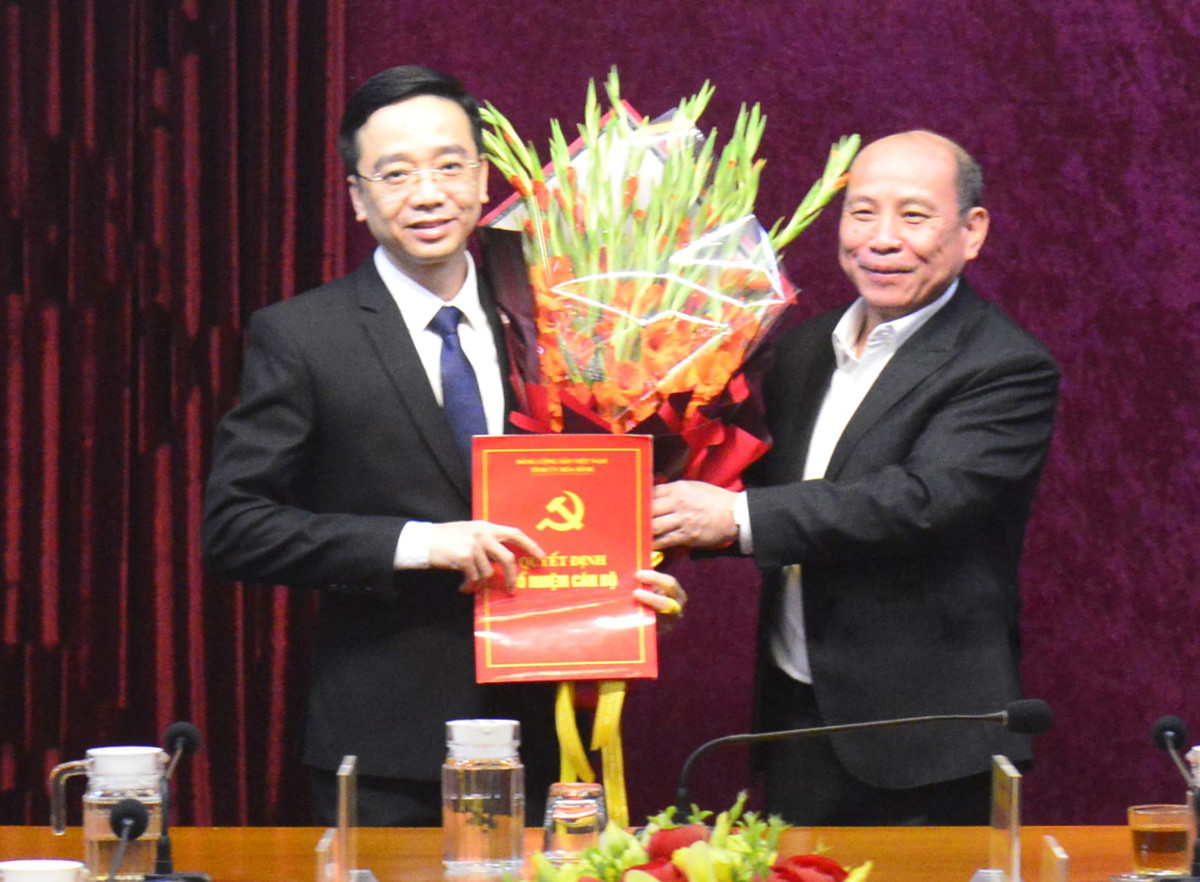 Phó Bí thư Thường trực Tỉnh ủy Hòa Bình Bùi Đức Hinh trao quyết định cho ông Nguyễn Đăng Khoa (bên trái). Ảnh: Báo Hòa Bình