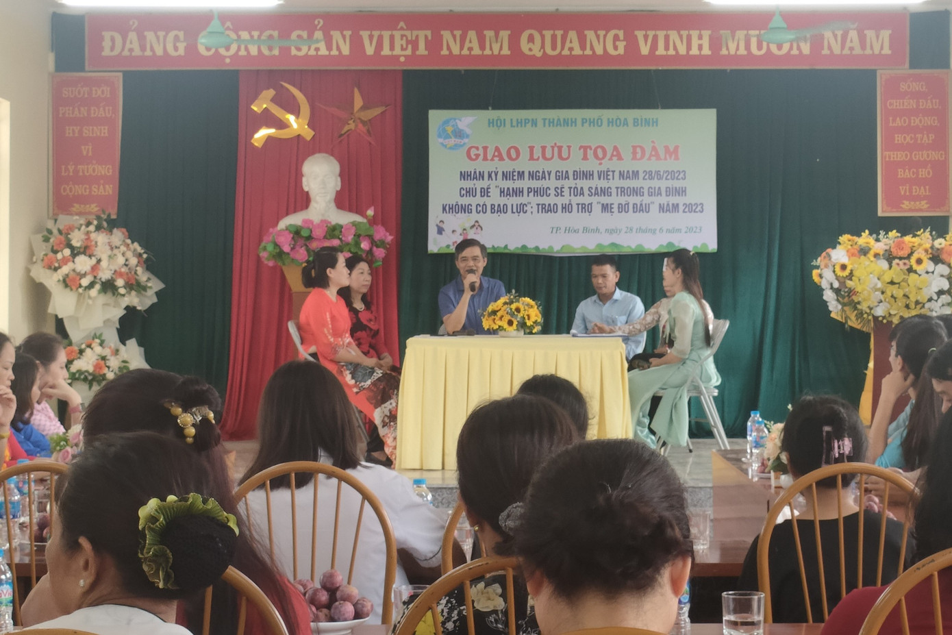 Hội LHPN TP Hòa Bình tổ chức chương trình tọa đàm nói không với bạo lực gia đình. Hội LHPN TP Hòa Bình tổ chức chương trình tọa đàm nói không với bạo lực gia đình.