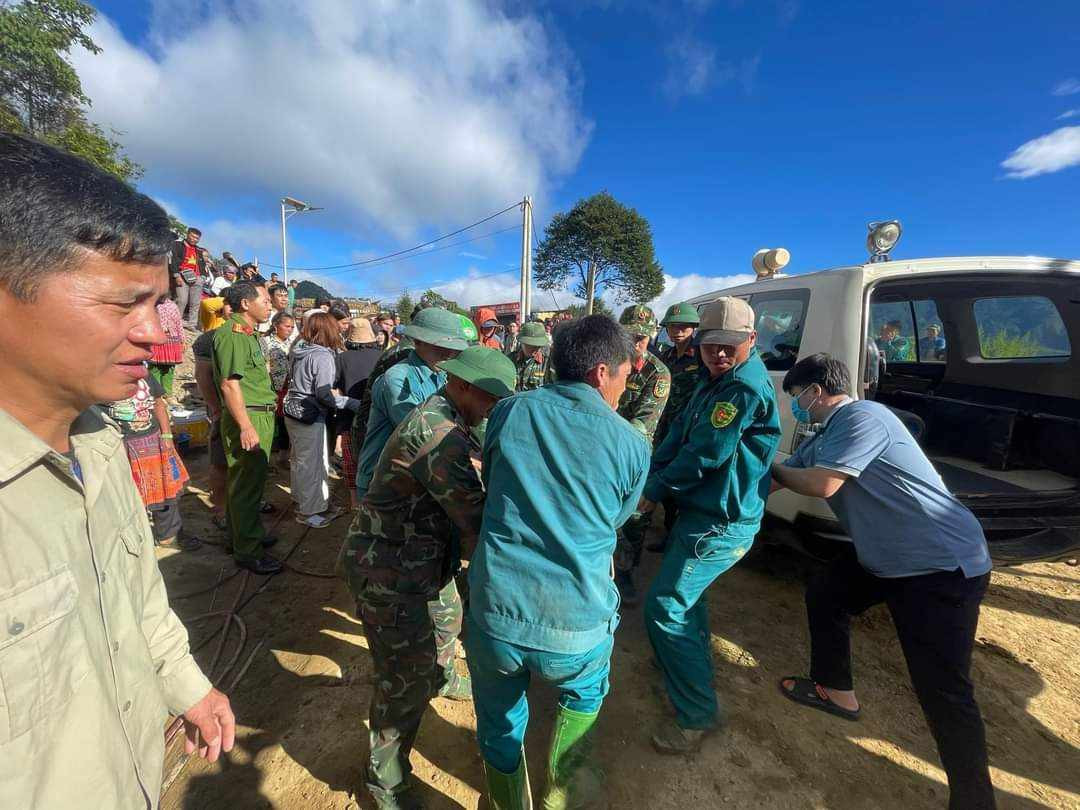 ... một người bị đất vùi lấp, hiện đã tìm được thi thể.