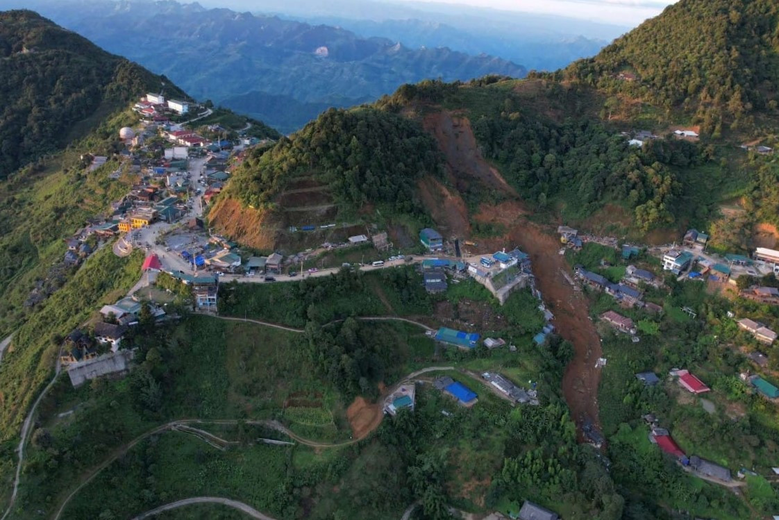 Vụ sạt lở có khối lượng đất đá lớn, trượt dài hàng trăm mét.