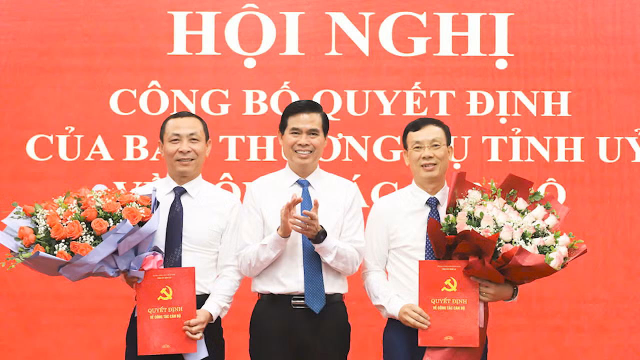 Bí thư Tỉnh ủy, Chủ tịch UBND tỉnh Sơn La Hoàng Quốc Khánh trao Quyết định cho ông Lê Hồng Long (bên phải) và ông Nguyễn Đức Thành (bên trái). Bí thư Tỉnh ủy, Chủ tịch UBND tỉnh Sơn La Hoàng Quốc Khánh trao Quyết định cho ông Lê Hồng Long (bên phải) và ông Nguyễn Đức Thành (bên trái).