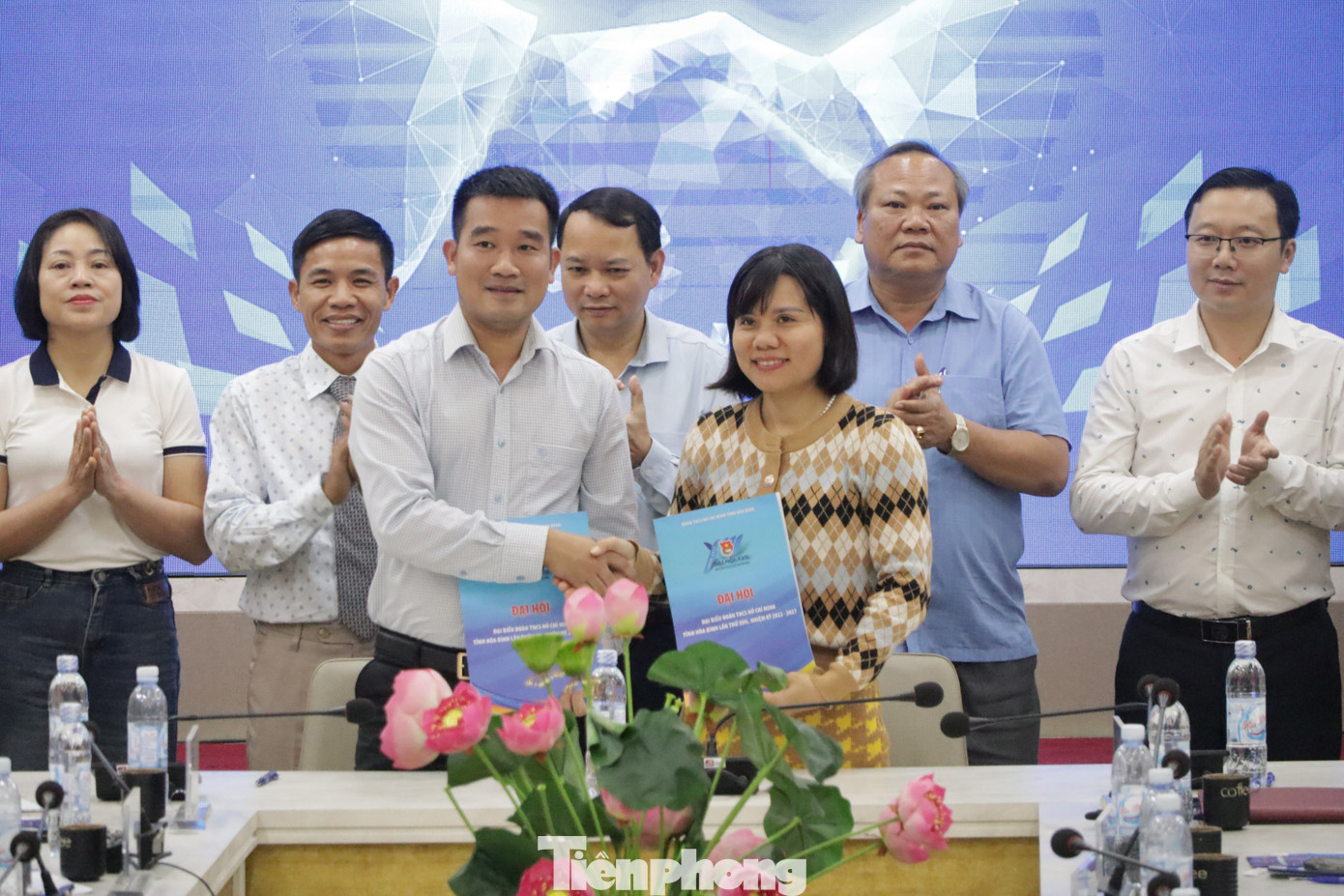 Ban tổ chức ký kết với các đơn tài trợ