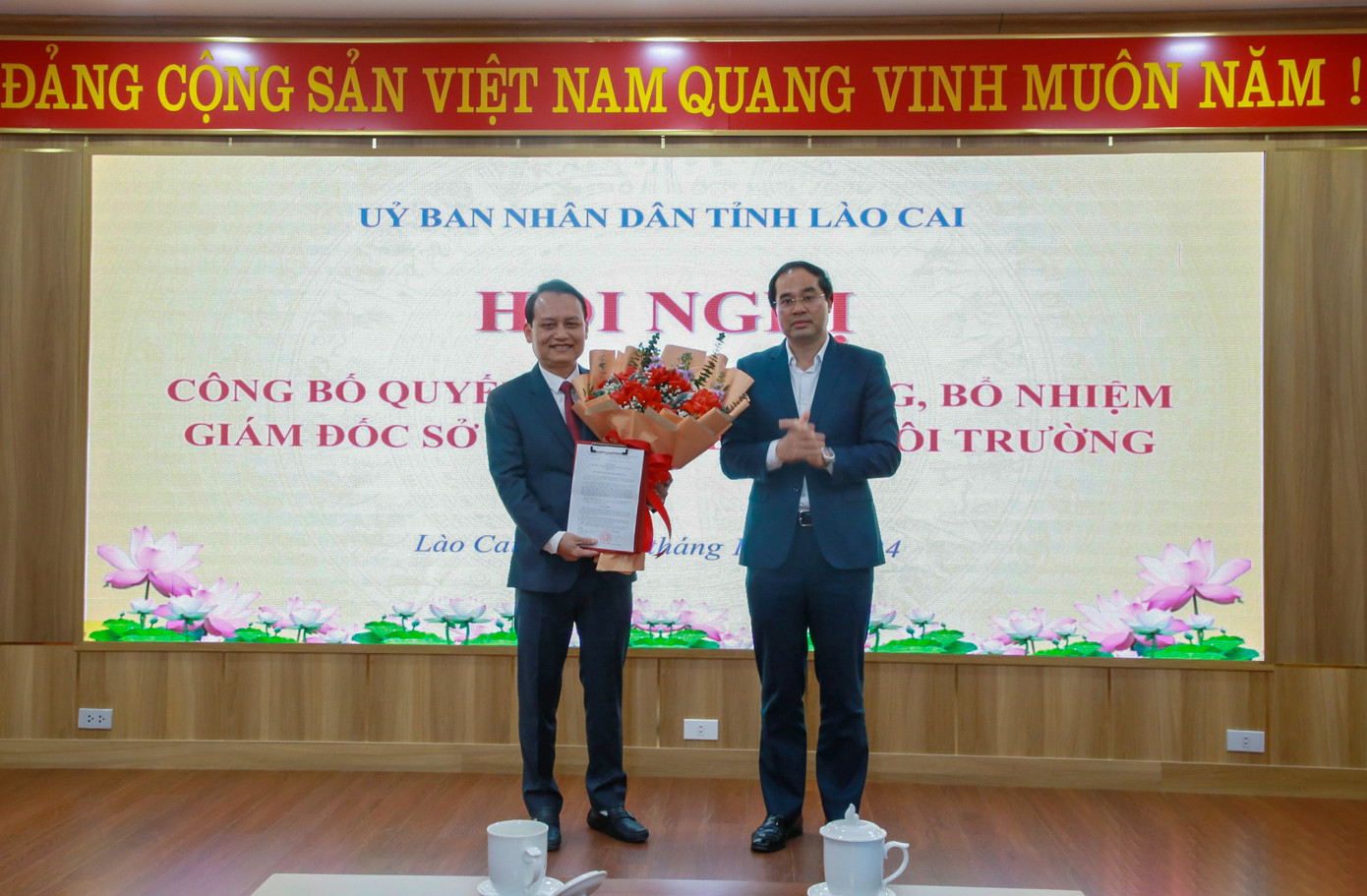 Ông Vũ Lân - tân Giám đốc Sở Tài nguyên và Môi trường tỉnh Lào Cai (bên trái) nhận quyết định. Ảnh: Báo Lào Cai Ông Vũ Lân - tân Giám đốc Sở Tài nguyên và Môi trường tỉnh Lào Cai (bên trái) nhận quyết định. Ảnh: Báo Lào Cai