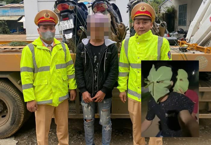 Hình ảnh 2 thanh niên lấy lá che mặt khi điều khiển xe mô tô. Ảnh: Công an Sơn La Hình ảnh 2 thanh niên lấy lá che mặt khi điều khiển xe mô tô. Ảnh: Công an Sơn La