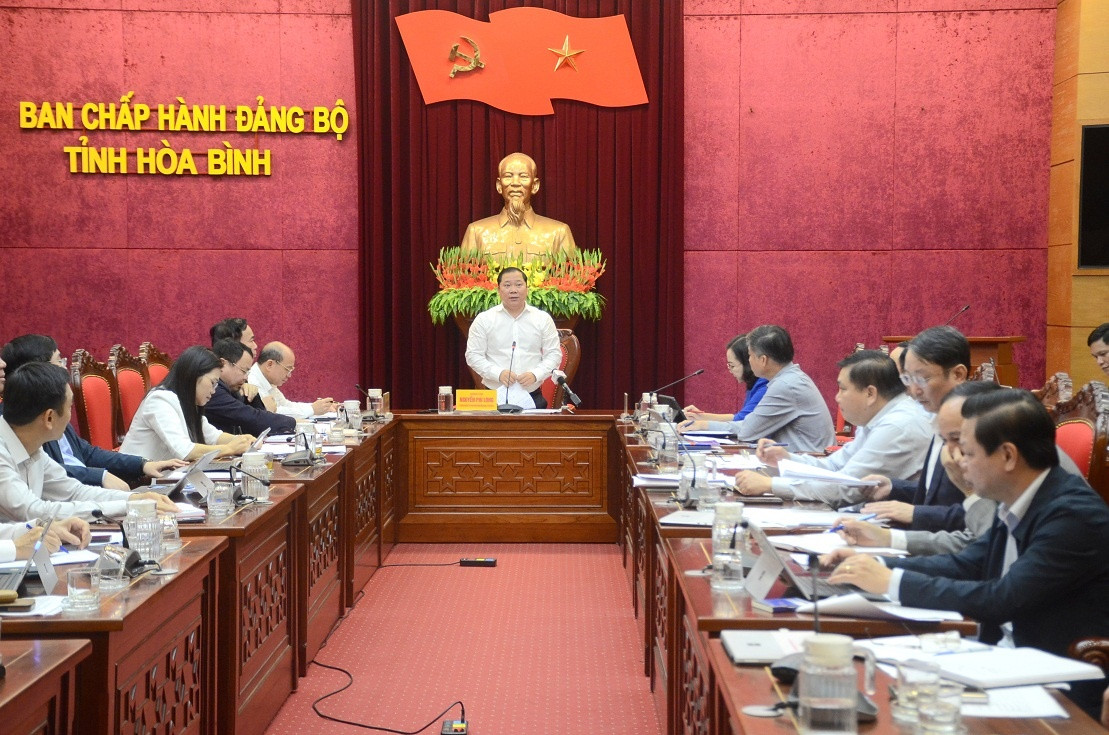 Bí thư Tỉnh ủy Hòa Bình Nguyễn Phi Long phát biểu tại hội nghị. Ảnh: Cổng TTTT Hòa Bình. Bí thư Tỉnh ủy Hòa Bình Nguyễn Phi Long phát biểu tại hội nghị. Ảnh: Cổng TTTT Hòa Bình.