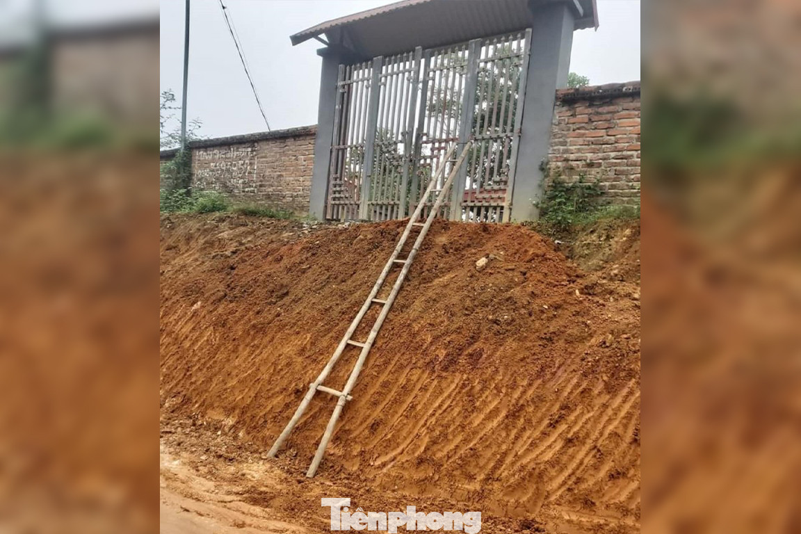 Lối vào nhà bà Minh bị biến thành "bức tường đất" cao 3m. Ảnh: NDCC.