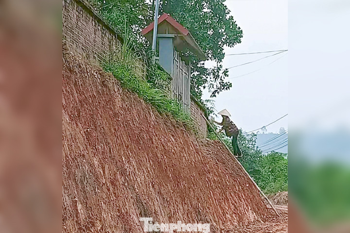 Leo thang là cách duy nhất để gia đình này có thể vào nhà của mình. Ảnh: NDCC.