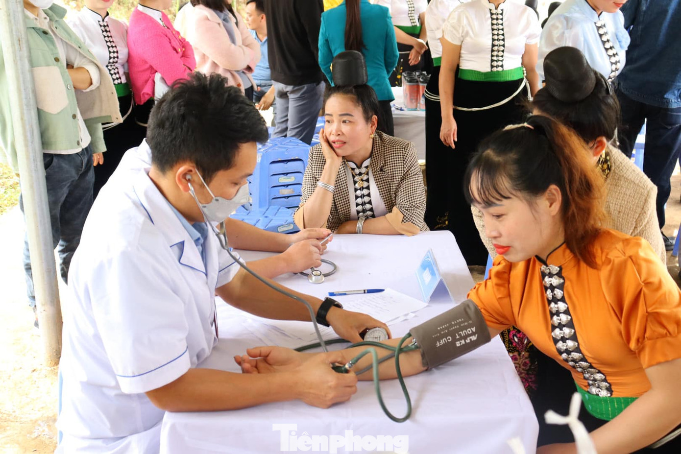 Cũng tại chương trình đã diễn ra các hoạt động: Tổ chức Hành trình “Thầy thuốc trẻ làm theo lời Bác” – khám bệnh miễn phí cho công nhân.