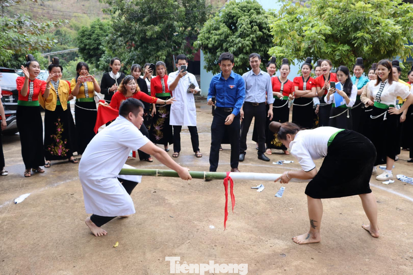Ngoài ra, chương trình còn diễn ra các hoạt động văn nghệ, thi đấu thể thao “Vui xuân - Đón Tết” với các phần thi: Thi gói bánh chưng, thi kéo co, đẩy gậy.