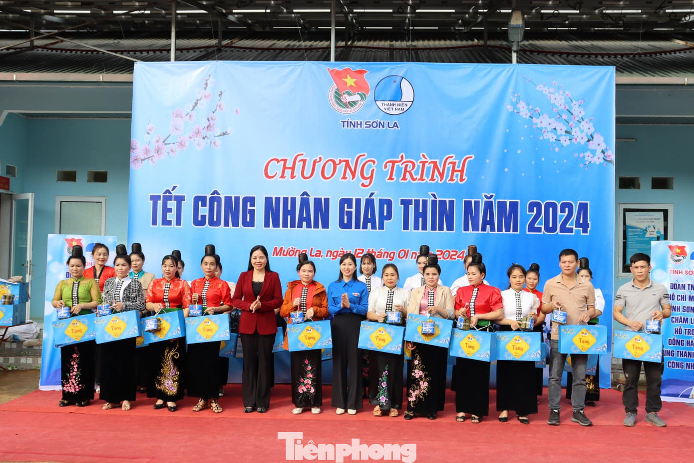 Theo đó, ngày 12/1, Tỉnh Đoàn Sơn La và Hội Liên hiệp Thanh niên Việt Nam tỉnh đã phối hợp tổ chức chương trình “Tết công nhân Giáp Thìn” năm 2024 tại một công ty may ở huyện Mường La.