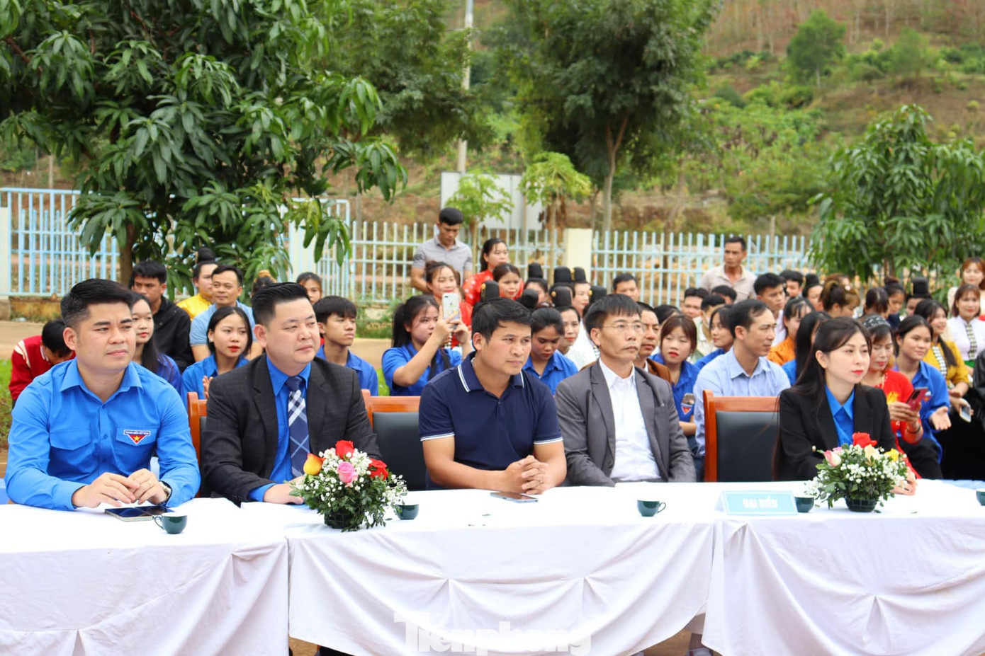 Tham dự chương trình có chị Cầm Thị Huyền Trang - Bí thư Tỉnh Đoàn Sơn La; anh Lò Mạnh Cường - Phó Bí thư Tỉnh Đoàn; bà Hoàng Thị Lương Tâm – Phó Chủ tịch Thường trực Ủy ban MTTQ Việt Nam tỉnh; ông Lò Văn Tưởng - Phó Bí thường trực Huyện uỷ Mường La.