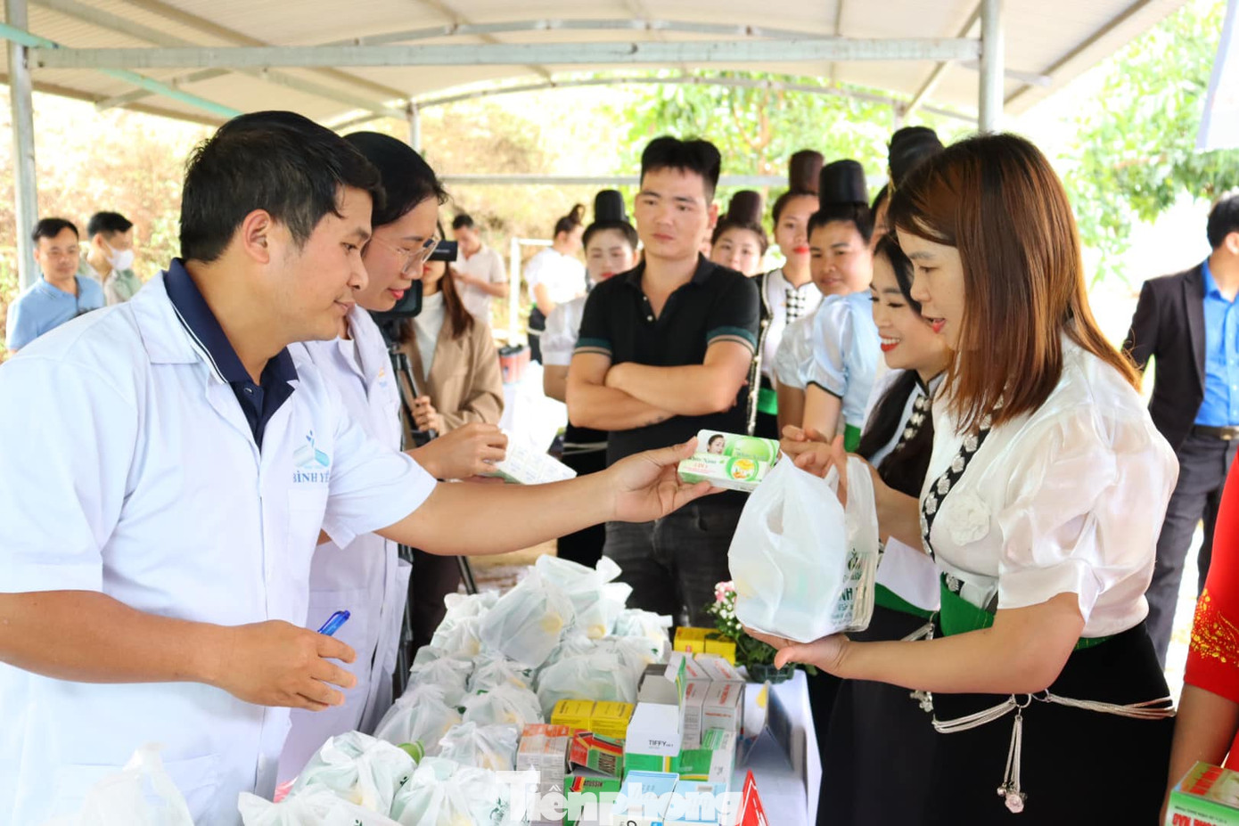 Câu lạc bộ Dược sĩ trẻ tỉnh Sơn La và Hệ thống Nhà thuốc Bình Yên trao tặng 100 túi thuốc an sinh và vật tư y tế, với tổng trị giá 20 triệu đồng.