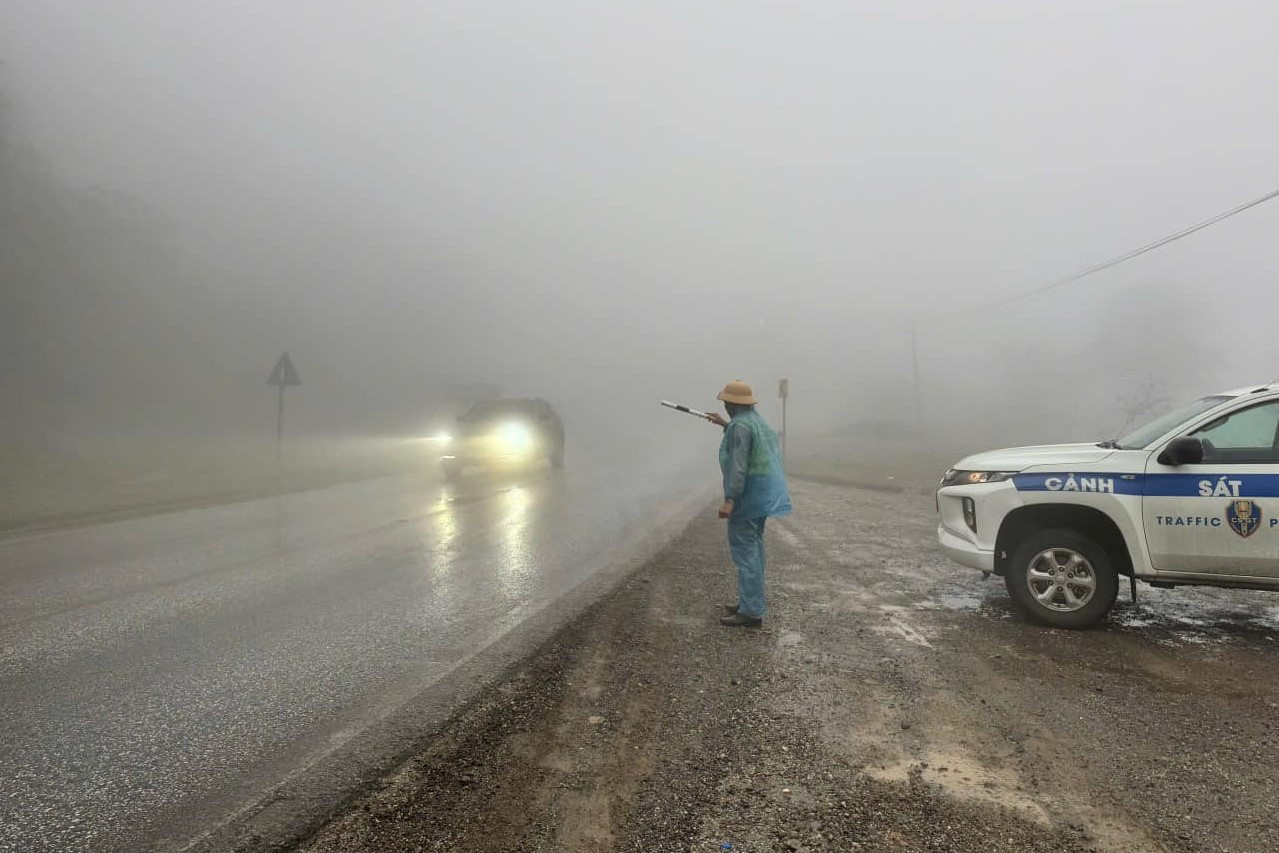 Lực lượng CSGT tỉnh Hòa Bình đảm bảo an toàn giao thông.