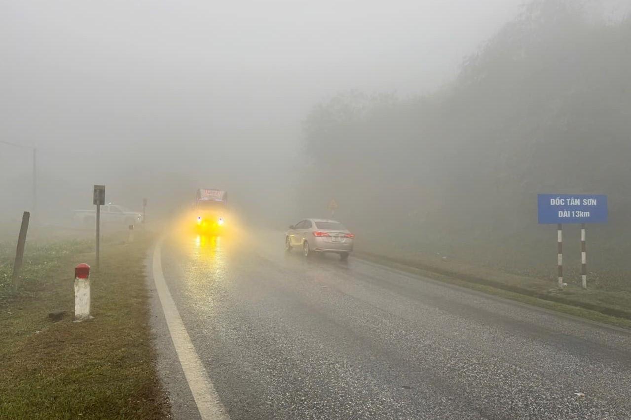 Sương mù dày đặc bao phủ trên tuyến Quốc lộ 6.