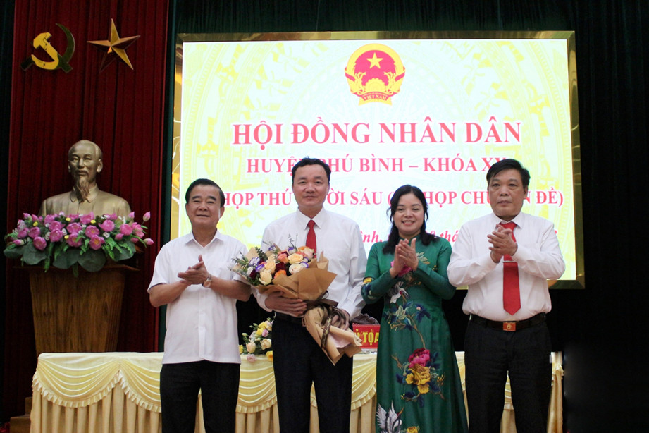 Ông Lê Thanh Sơn - Tân Chủ tịch UBND huyện Phú Bình. Ảnh: Báo Thái Nguyên. Ông Lê Thanh Sơn - Tân Chủ tịch UBND huyện Phú Bình. Ảnh: Báo Thái Nguyên.