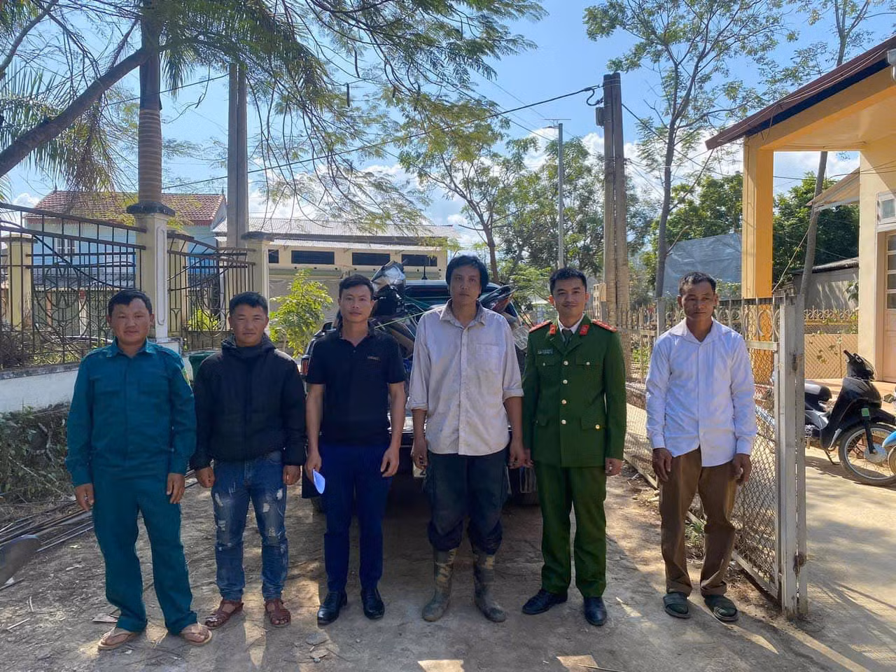 Người đàn ông đi lạc đường được người thân đón về nhà an toàn. Ảnh: CACC