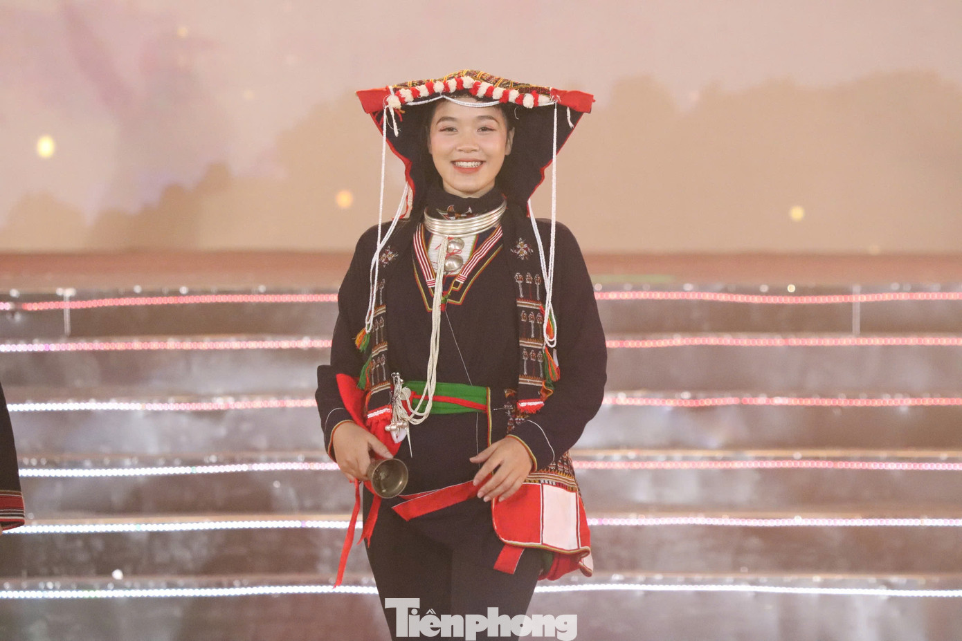 Trang phục của phụ nữ Dao Tiền được thêu hoa văn ở tà áo, lưng áo, gấu áo và cổ áo với các hoa văn rất tinh xảo, cầu kỳ, bắt mắt. Bên cạnh bộ váy áo độc đáo, phụ nữ Dao Tiền còn rất ưa dùng đồ trang sức bằng bạc, từ vòng cổ, vòng tay cho đến hoa tai…