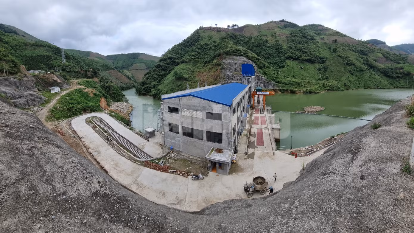 Nhà điều hành Nhà máy thủy điện Đông Nam Á - Nậm Lúc bị sập do sạt lở. Nhà điều hành Nhà máy thủy điện Đông Nam Á - Nậm Lúc bị sập do sạt lở.
