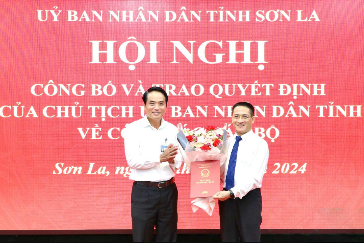 Phó Chủ tịch UBND tỉnh Sơn La Lê Hồng Minh trao quyết định cho ông Nguyễn Văn Mạnh (bên phải). Ảnh: Báo Sơn La