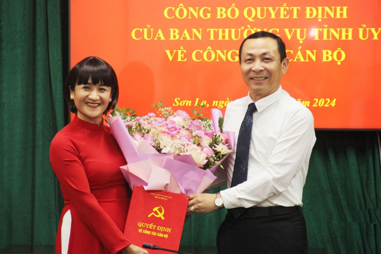 Trưởng Ban Tổ chức Tỉnh ủy Sơn La trao quyết định cho bà Nguyễn Thị Lan Anh (bên trái). Ảnh: Báo Sơn La