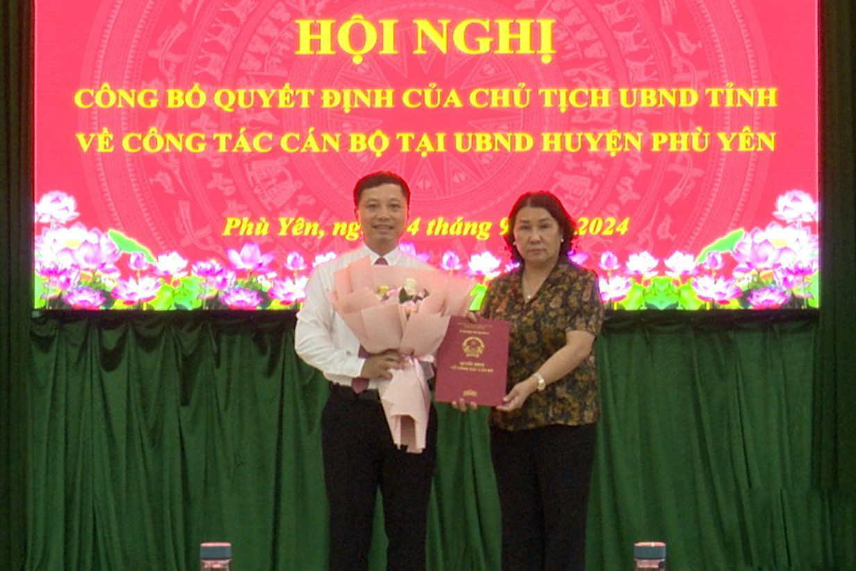 Tân Phó Chủ tịch UBND huyện Phù Yên Phan Ngọc Linh (bên trái) nhận quyết định. Ảnh: Báo Sơn La. Tân Phó Chủ tịch UBND huyện Phù Yên Phan Ngọc Linh (bên trái) nhận quyết định. Ảnh: Báo Sơn La.