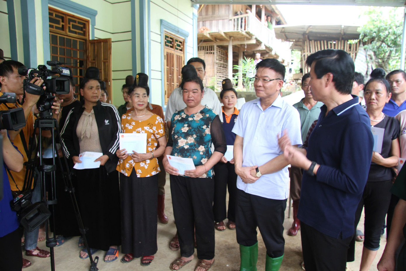 Phó Thủ tướng Lê Thành Long thăm hỏi, tặng quà cho các hộ dân bị ảnh hưởng do mưa lũ.