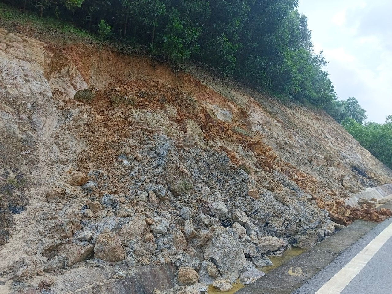 Đoạn đường chạy qua địa bàn xã Văn Khúc (huyện Cẩm Khê) cũng xuất hiện tình trạng ta luy bị sạt lở do mưa lớn.