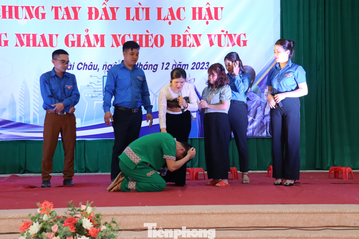 Buổi tuyên truyền đã mang đến nhiều tiểu phẩm với ý nghĩa tuyên truyền xóa bỏ lạc hậu, phòng, chống tệ nạn xã hội.