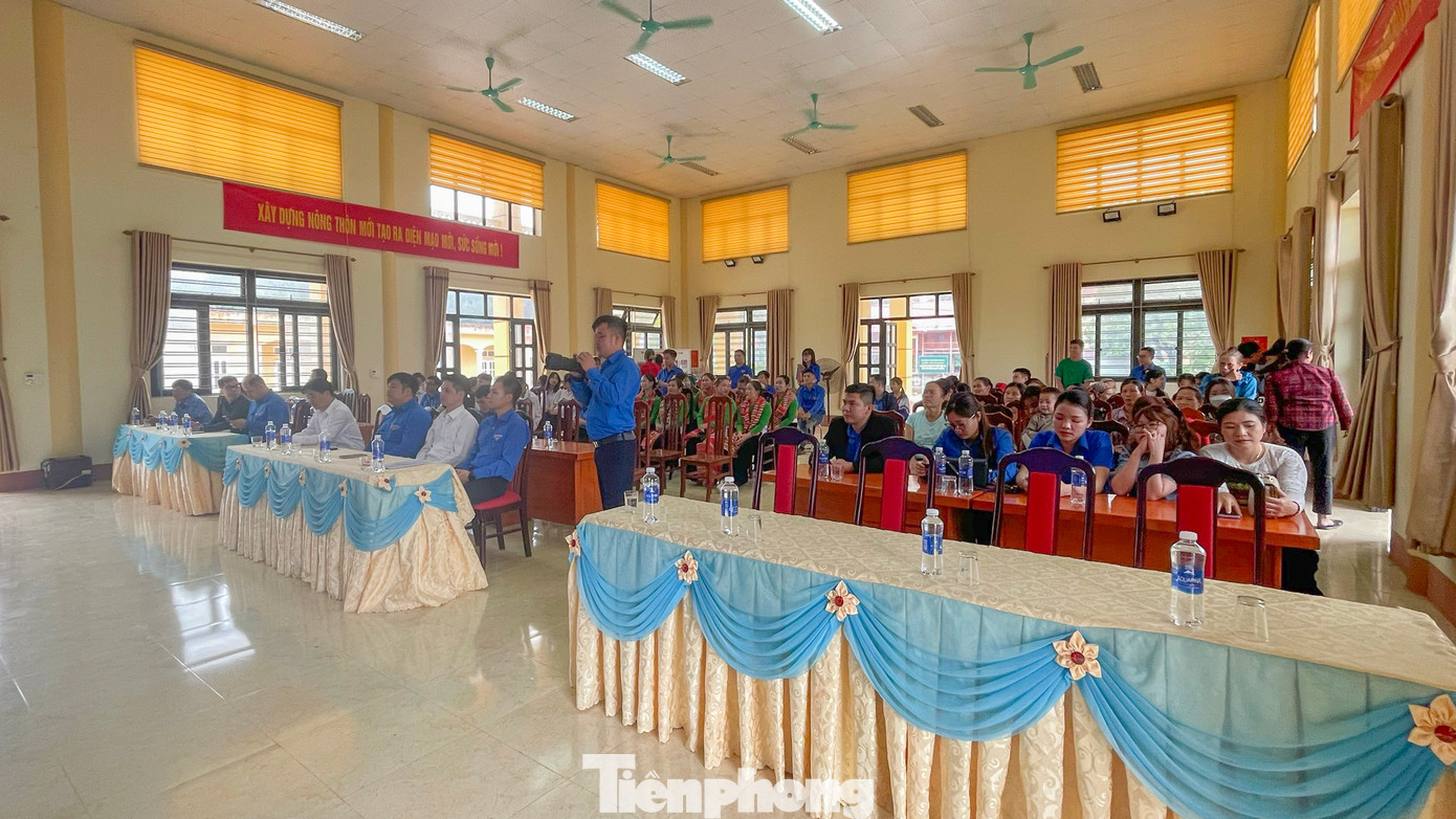 Nhiều người dân, đoàn viên trên địa bàn xã Bao La, huyện Mai Châu đến tham dự buổi tuyên truyền.