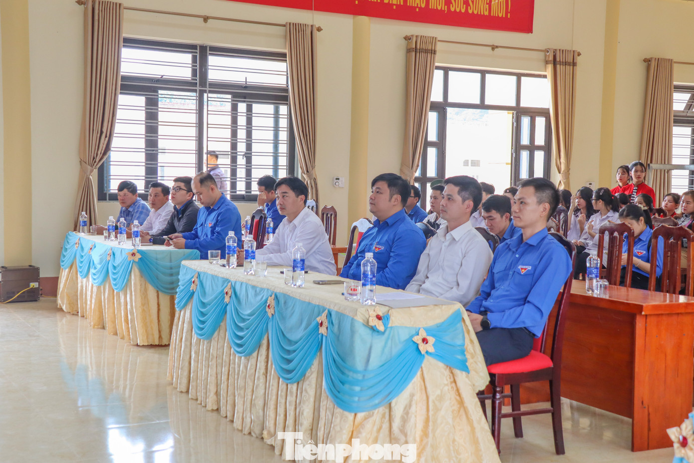 Ông Nguyễn Thái An - Trưởng Ban Tuyên giáo T.Ư Đoàn cùng lãnh đạo Tỉnh Đoàn Hòa Bình, UBND huyện Mai Châu dự chương trình.