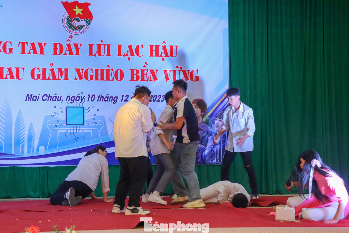 ...bạo lực học đường, phổ biến luật an toàn giao thông do nhân dân và học sinh biểu diễn.